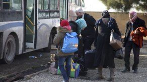 Miles de sirios evacuados de Alepo