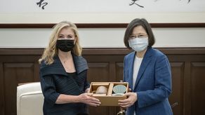 A la derecha, Tsai Ing-wen, presidenta de Taiwán.