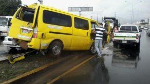 Colisión entre bus colegial y pick up deja un herido en la Vía Domingo Díaz