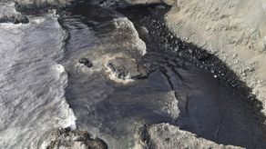 El crudo se esparció por aguas y costas hasta 140 kilómetros al norte de la refinería.