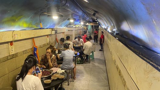 En Chongqing hay restaurantes que ocupan refugios antibombas de la Segunda Guerra Mundial, donde la temperatura es más fresca.