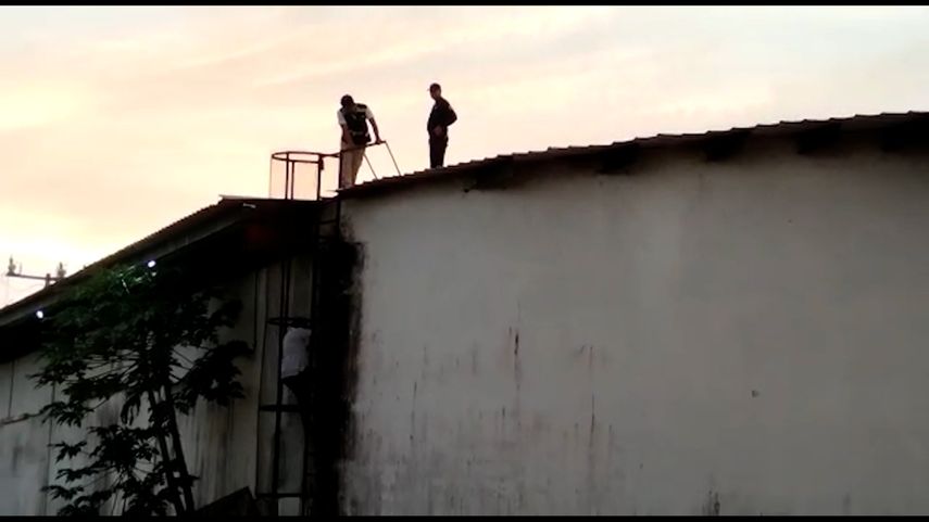 Los delincuentes realizaron un boquete en el techo del supermercado.