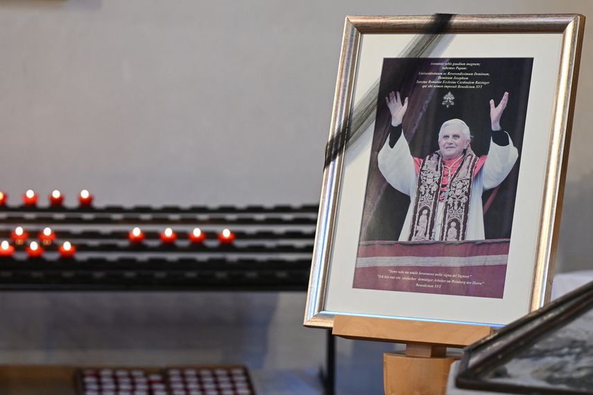Las velas se ven cerca de una foto del ex Papa emérito Benedicto XVI en la iglesia católica St Oswald en su lugar de nacimiento Marktl