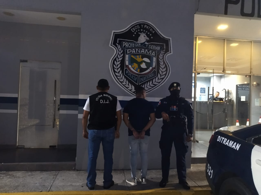Unidades de la Policía Nacional junto al aprehendido