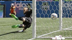 Román Torres cometió un penal en la derrota del Seattle Sounders
