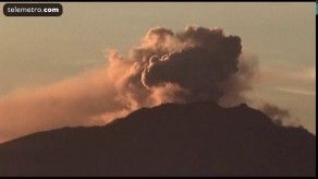Volcán Calbuco de Chile continúa arrojando cenizas y gas