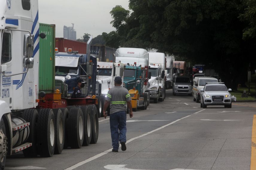Los transportistas de carga se mantienen en paro.