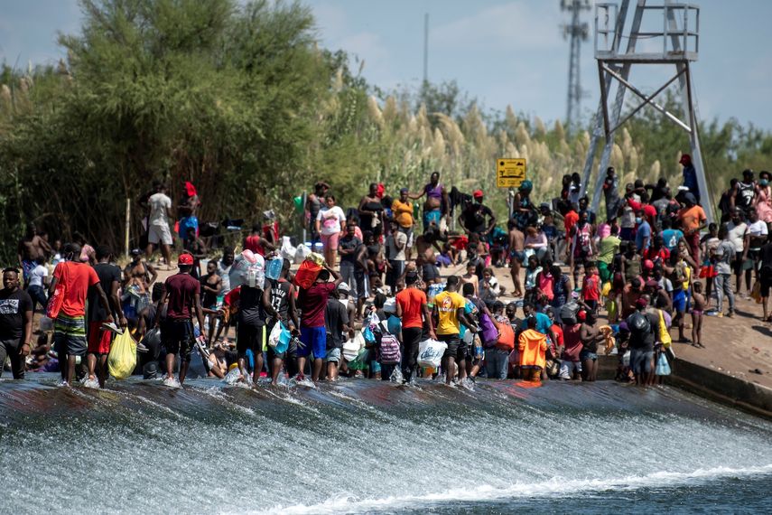 Migrantes procedentes de Haití esperan en el río Bravo para cruzar rumbo a Estados Unidos
