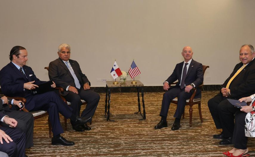 Presidente electo José Raúl Mulino junto a delegados de Estados Unidos