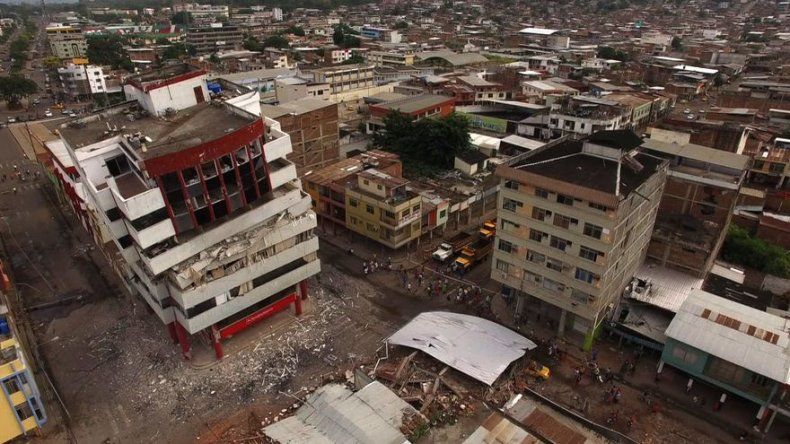 Correa eleva a 272 los muertos por el sismo y dice que hay muchos más