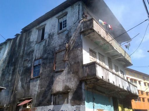 Video: Se incendia edificio en calle 14 de Colón