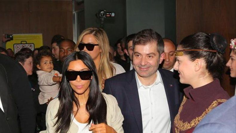 Kim Kardashian recibe una multitudinaria bienvenida a su llegada a Armenia