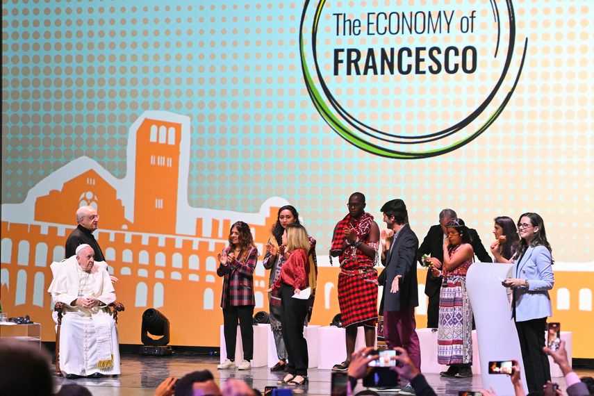 El Papa Francisco asiste al evento Economía de Francesco.