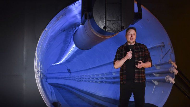 Elon Musk presenta su túnel subterráneo de transporte