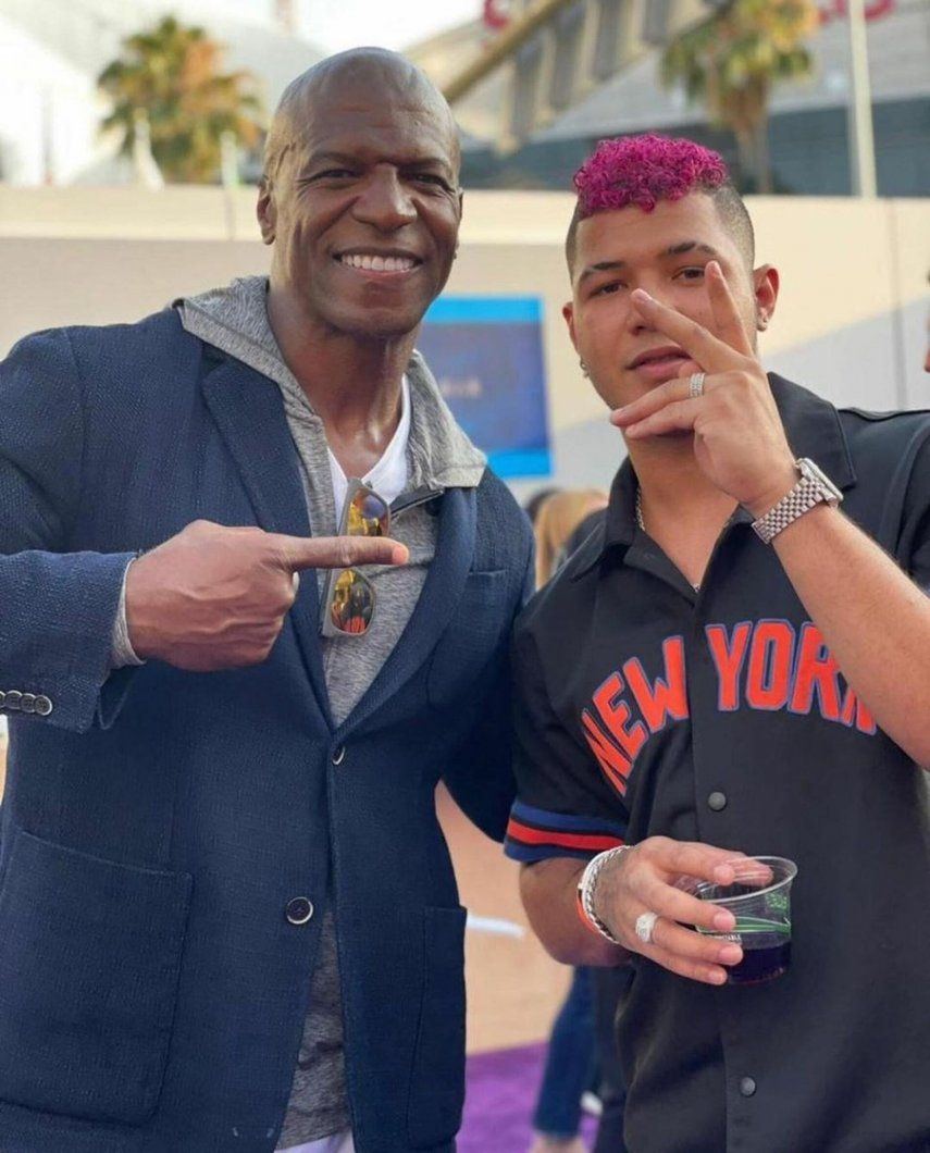 El actor Terry Crews junto a Boza en la Purple Carpet de la película Space Jam: A New Legacy.