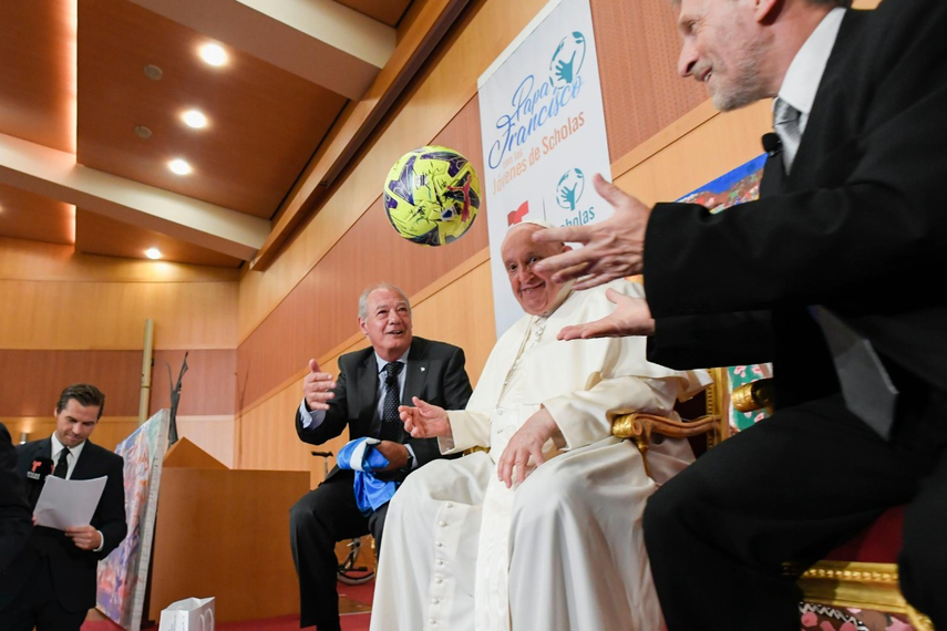 El Papa Francisco clausuró en la tarde del pasado jueves 25 de mayo, el primer Congreso Mundial de Ciudades Eco-Educativas organizado por Info Scholas. El Papa Francisco clausuró en la tarde del pasado jueves 25 de mayo, el primer Congreso Mundial de Ciudades Eco-Educativas organizado por Info Scholas.