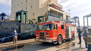 Cuerpo de Bomberos extingue incendio en barcaza en Colón
