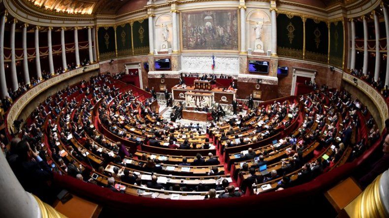 Francia adopta un código vestimentario y de conducta para sus diputados