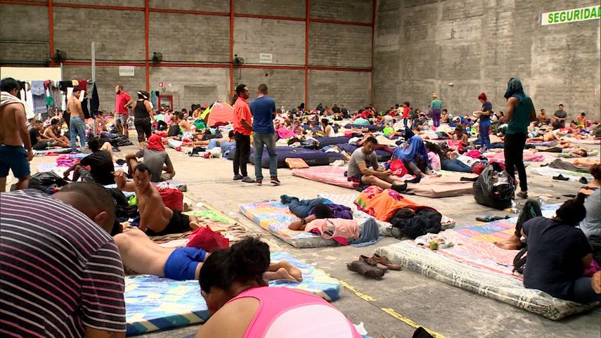 Cientos de migrantes han quedado varados en Panamá y se encuentran en albergues.