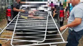 Capturan a dos personas por hurto de vallas de seguridad en Pedregal