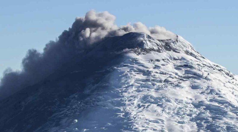 Volcán Cotopaxi amenaza unos 300.000 ecuatorianos