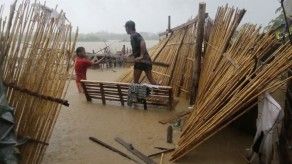 El tifón Sarika toca tierra en Filipinas y deja dos muertos