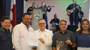 MIDA. Productores reciben reconocimiento en el congreso lechero MIDA. Productores reciben reconocimiento en el congreso lechero