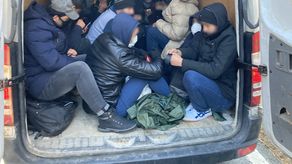 Los traficantes usaron bodegas de carga, camionetas y vehículos particulares para transportar a los migrantes.