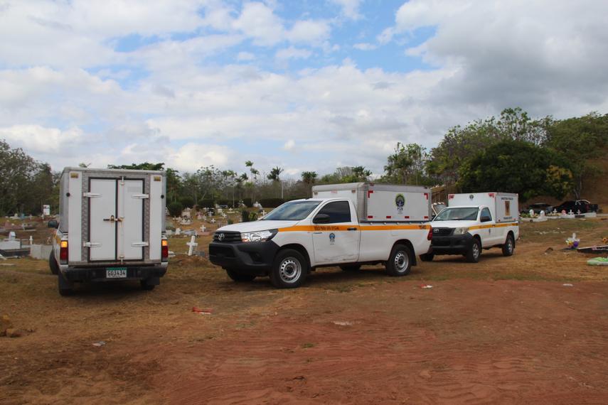 Instituto de Medicina Legal y Ciencias Forenses entierra restos no reclamados.