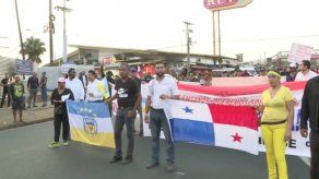 Agrupaciones en huelga marchan en Colón