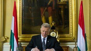 Presidente húngaro niega haber plagiado su tesis