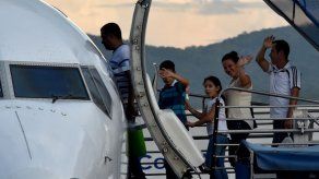 Cubanos dicen que seguirán ruta migratoria pese a cierres fronterizos