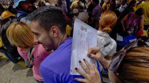 Venezuela: oposición dice tener el triple de firmas necesarias para activar revocatorio