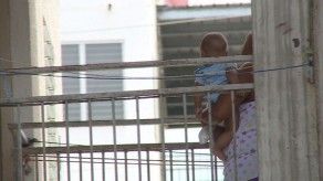 Policías evitan que un bebé fuera lanzado de un edificio en Curundú Policías evitan que un bebé fuera lanzado de un edificio en Curundú