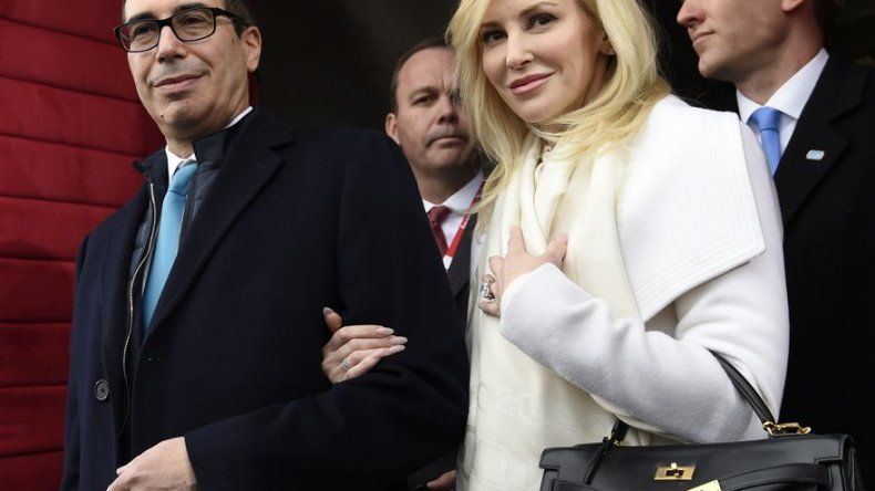 Critican a esposa del secretario Mnuchin por lujoso atuendo