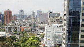 Chavistas y opositores manifestaron en una Caracas que retuvo el aliento