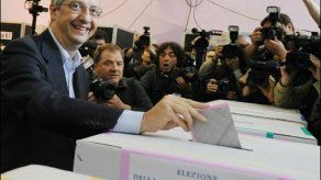 Siguen votaciones para elegir entre Berlusconi y Veltroni