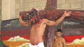 Reos de  la Nueva Joya escenifican el Vía Crucis de Jesús