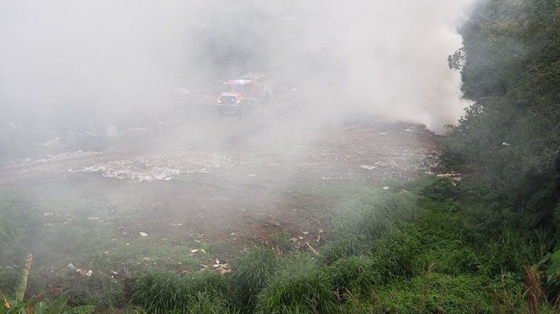 Bomberos realizan labores de extinción de basura incendiada en Pedregal