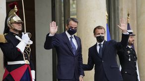 El presidente Emmanuel Macron y el primer ministro de Grecia Kyriakos Mitsotakis anunciaron la asociación estratégica de defensa y seguridad durante una conferencia de prensa conjunta en París.