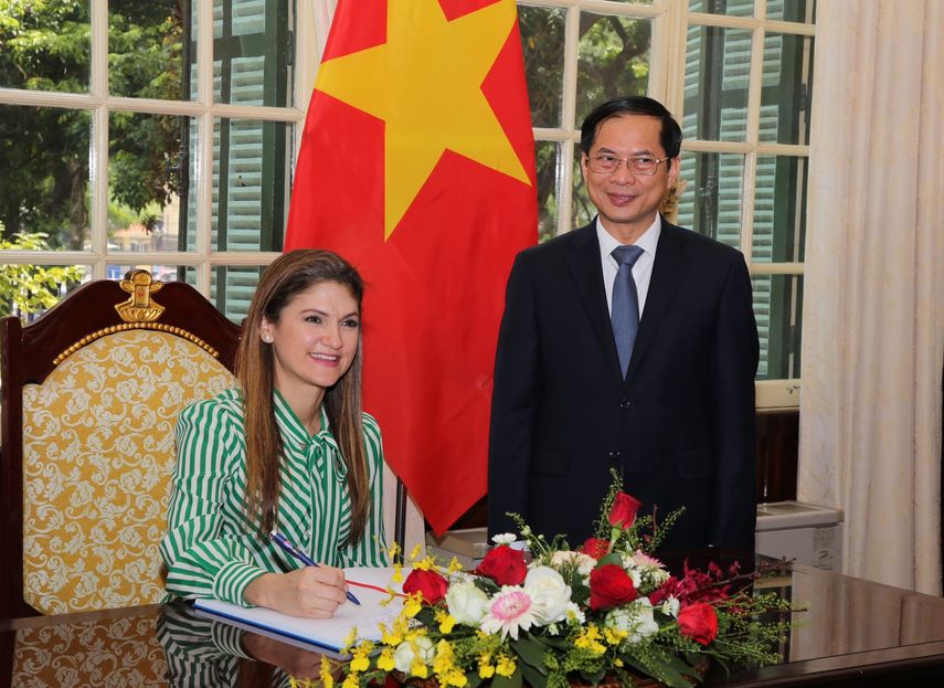 La canciller Erika Mouynes realizó además una amplia reunión de trabajo con el ministro de Asuntos Exteriores