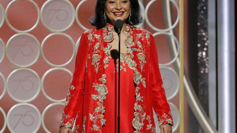 El vestido rojo que causó controversia en los Globos de Oro