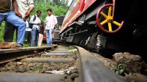 Muere mujer tras ser empujada de un tren en marcha por revisor en India