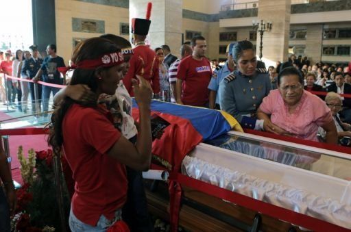 Chavismo se deshace en lágrimas en último paseo fúnebre de Chávez