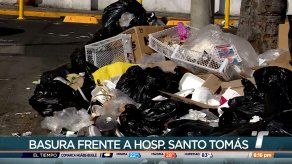 Denuncian acumulación de desechos frente al Hospital Santo Tomás