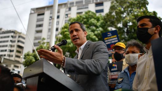 Guaidó no descarta ser uno de los candidatos en el proceso de primarias, según una fuente.