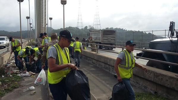 Realizan jornada de limpieza en la vía Centenario