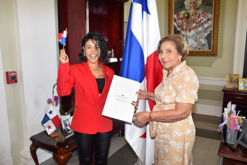 Demprha se juramenta como panameña.&nbsp;