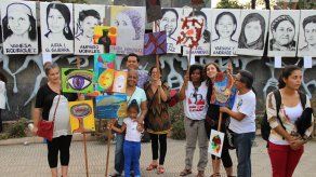 Panameñas pintan con su fluido menstrual para romper tabúes