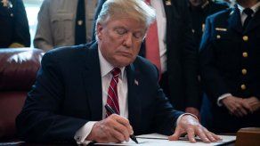 Trump firma veto a la resolución del Congreso contra su emergencia nacional